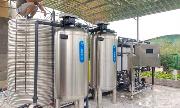 處理量每小時(shí)8噸超濾設(shè)備，解決河水渾濁、雜質(zhì)多、色度、氣味、細(xì)菌含量超標(biāo)